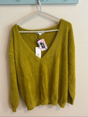 NEW Molly Bracken Olive V-Neck Fuzzy Sweater xl